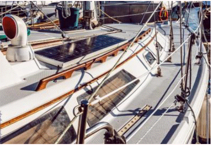 Un panneau solaire installé sur un bateau 