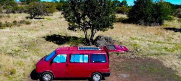 Un panneau solaire aménagé sur un camping-car 