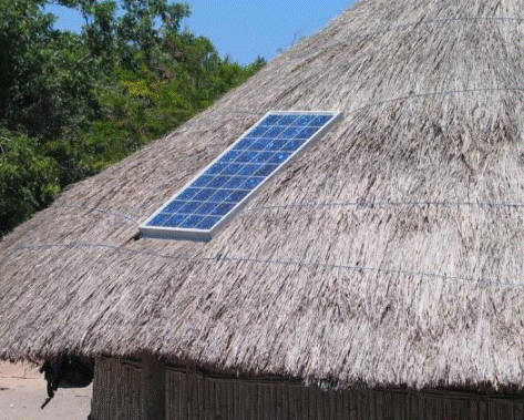 Un panneau solaire posé sur une cabane